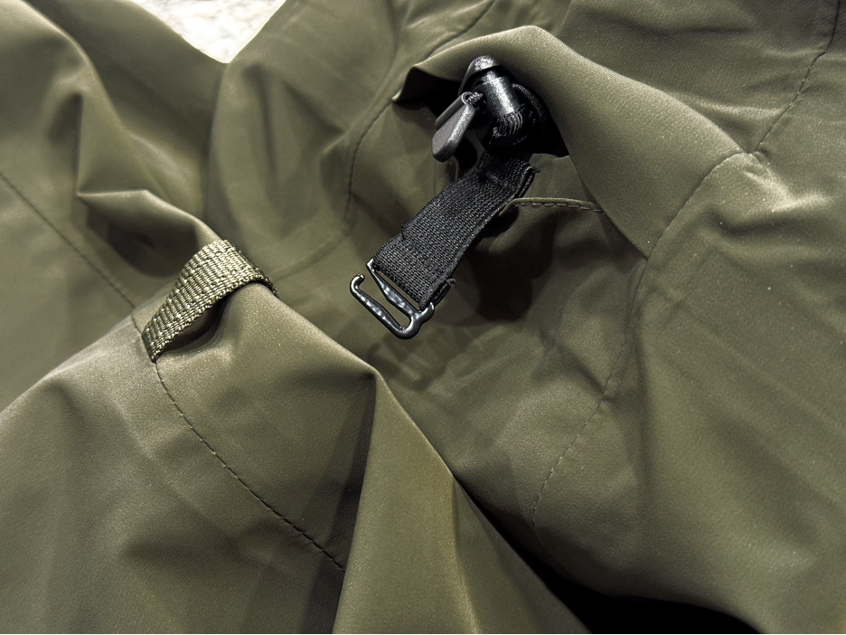 True Linkswear Rain jacket clasp